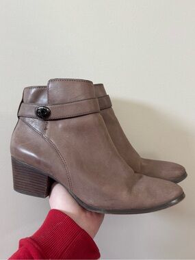 Coach Patricia tan ankle lock leather booties 💜